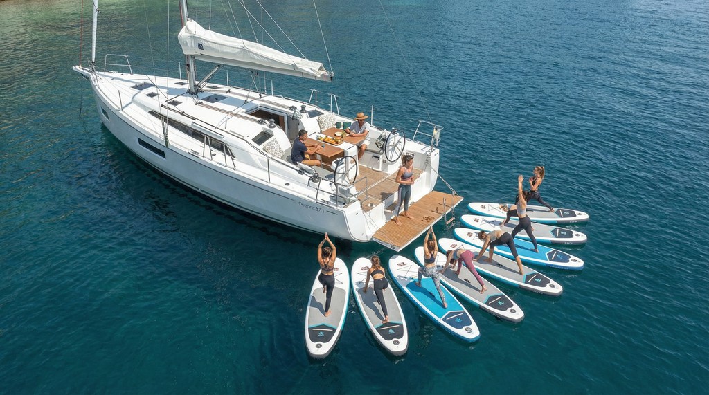 Yoga sailboat Experience in Mallorca – Sunset Sailing, Brunch & Paddle Surf