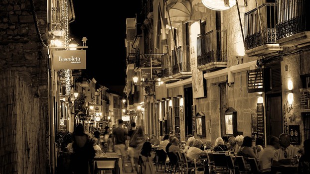 Calle central restaurantes en Denia por la noche