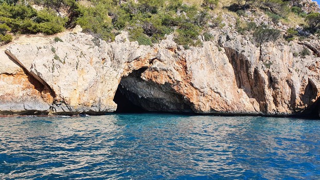 Cueva en el mar en Mascarat - Altea