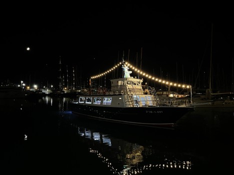 Boat tour Palma de noche. Excursión en barco de noche en Palma de Mallorca.