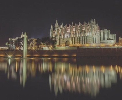 Excursion en bateau à Palma de Majorque de nuit. Photo de la cathédrale de Palma de nuit lors de l'excursion en bateau de Sa Calma Boats.