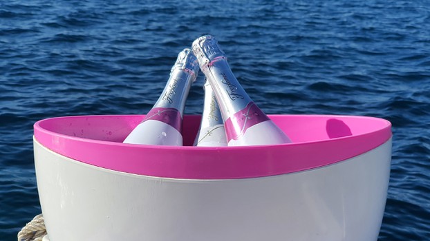 Ice Rosé Cava cooler to enjoy the sunset at sea
