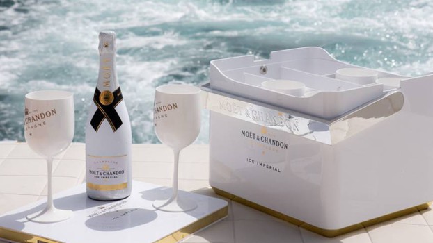 Moet Champagne to enjoy the Altea sunset at sea