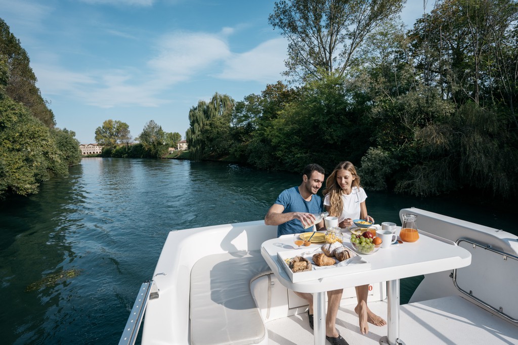 Houseboat Holidays Italia Minuetto 8+ Electric - 10 - HouseBoat ...