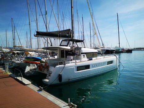 Vista exterior del catamarán de alquiler en Mallorca
