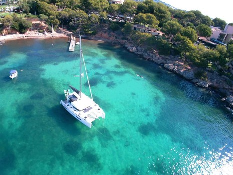 Navega hacia las calas más bellas de Mallorca a bordo de nuestro catamarán con base en la ciudad de Palma.